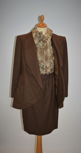 null HANAE MORI Couture 

Tailleur en feutre marron kaki chiné, comprenant une veste...
