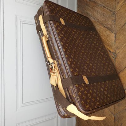 null LOUIS VUITTON

Valise "Satellite" en toile monogram et cuir naturel, deux ceintures...