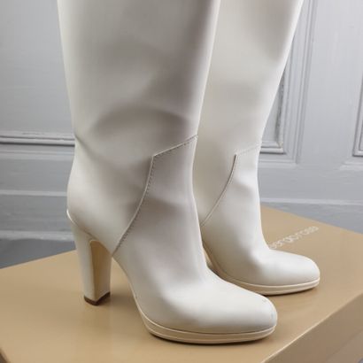 null SERGIO ROSSI

Paire de bottes en caoutchouc blanc doublé de cuir, talons de...