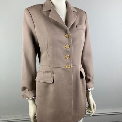 null HERMES

Veste en jersey taupe, col cranté, simple boutonnage, manches longues,...