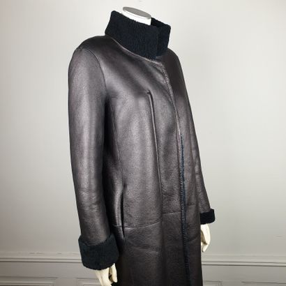 null GERARD DAREL

Manteau 7/8 en peau lainée noire et prune irisé, col montant,...