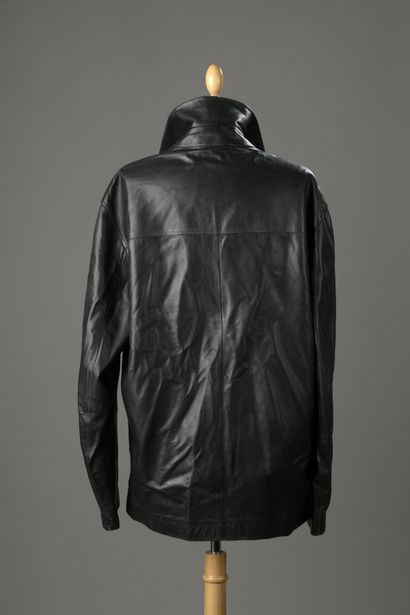 null HERMES 

Veste 3/4 en cuir noir à lignes perforées, petit col, simple boutonnage,...