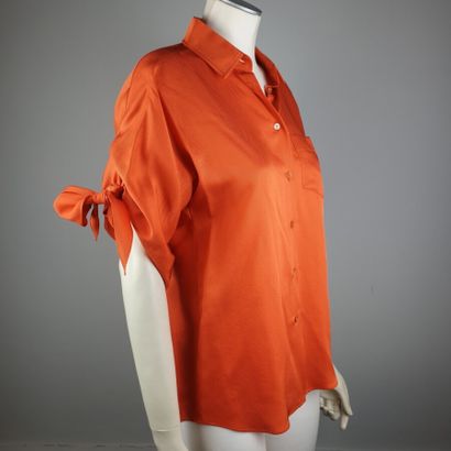 null HERMES, Paris. 

Chemise en soie orange façon foulard, petit col, simple boutonnage,...