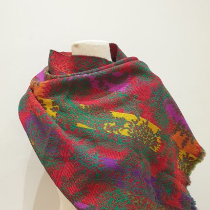 null KENZO

Lot comprenant une écharpe à motif floral multicolore, une pochette en...