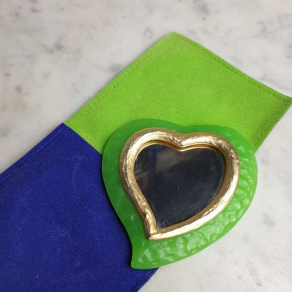 null YVES SAINT LAURENT

Miroir de poche figurant un coeur en plastique martelé vert...
