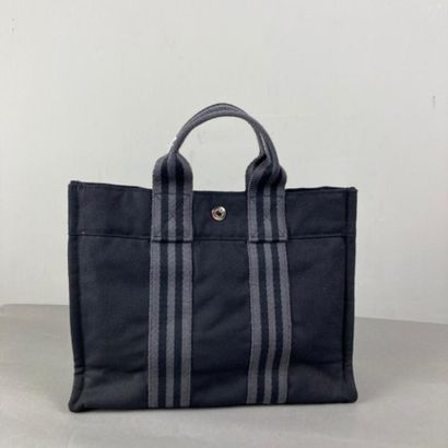 null HERMES Paris

Sac mini Toto bag en toile coton noir, double poignée sangle rayée...