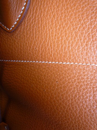 null HERMÈS Paris made in France

Sac Bolide 45 en cuir gold à surpiqûres blanches,...