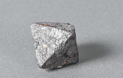 null MAGNETITE PERFECT CRYSTAL (4cm)
