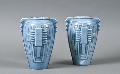 null Travail ART DECO

Paire de vases en fonte émaillée bleu à décor stylisé 

H....