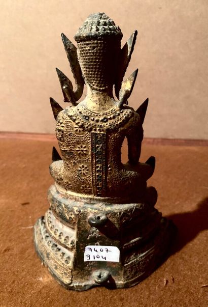 null Bouddha en bronze doré.

Thaïlande, XIXe ou XXe siècle

H. 16 cm



On joint...