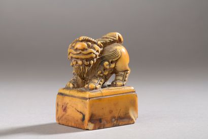 null VIETNAM, sceau en ivoire sculpté représentant un chien de fô debout sur un socle...