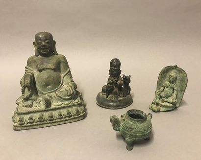 null Trois divinités bouddhiques et un vase en bronze à patine vert antique.

Chine...