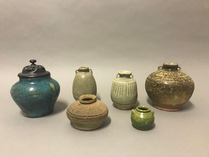 null Ensemble de six petits vases en terre cuite ou grès.

Chine ou Vietnam, XIXe...