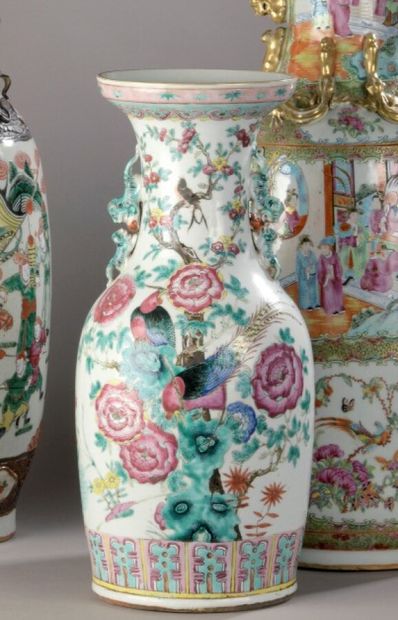 null CHINE, vase ballustre en porcelaine décoré en émaux de la famille rose de phénix...