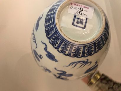 null CHINE, XXe siècle

Un vase à décor en bleu et blanc de dragons

H. 29 cm 

Accident...