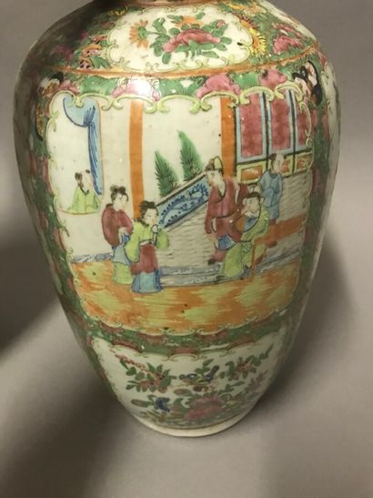 null Paire de vase balustre en porcelaine de Chine

Décors polychromes de scènes...