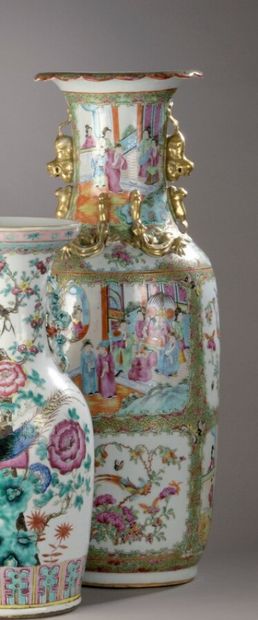 null CHINE, grand vase ballustre en porcelaine décoré en émaux de la famille rose...