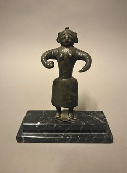 null Statuette tribale

Bronze

Inde, XIXe siècle

H. 13,5 cm



Elle représente...