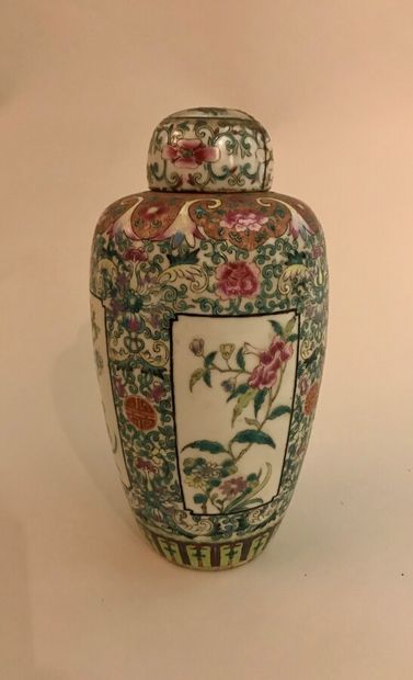 null CHINE, dans le goût de Canton

Un vase couvert à décor polychrome

H. 21 cm...