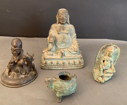 null Trois divinités bouddhiques et un vase en bronze à patine vert antique.

Chine...
