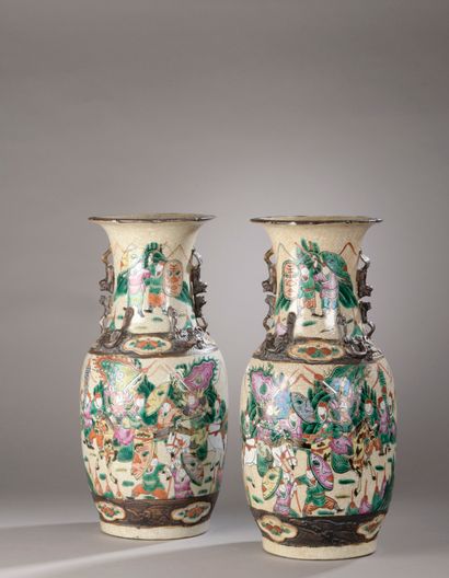 null CHINE, paire de vases ballustre en porcelaine, à fond craquelé décoré en émaux...