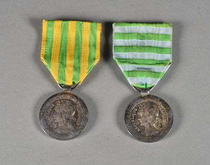 null Lot of two medals 

A medal of the Tonkin expedition in silver model of the...