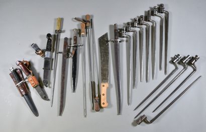 null FRANCE and others 

Lots of 20 bayonets and 3 swabs with socket and some modern,...