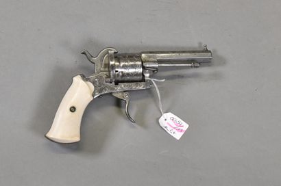null FRANCE

Lefaucheux type revolver

Steel frame with foliage decoration, closed...