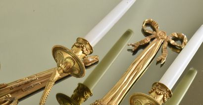 null Applique en métal doré à deux bras de lumières

Style Louis XVI, XXe siècle

H....