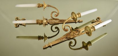 null Applique en métal doré à deux bras de lumières

Style Louis XVI, XXe siècle

H....
