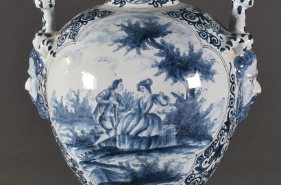 null Vase ovoïde sur piédouche en faïence à décor bleu et blanc de scènes galantes,...