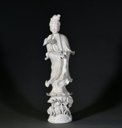 null CHINE - XXe siècle

Guanyin blanc de Chine sur une base à décor floral en haut-relief.

H....