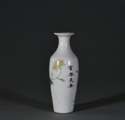 null CHINE - XXe siècle 

Vase en faïence à décor floral 

H. 14,5 cm