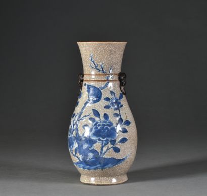 null CHINE

Vase NANKIN à décor craquelé blanc bleu de fleur et oiseau

H. 23 cm

Signature...
