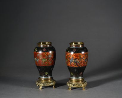 null CHINE, vers 1900

Paire de vases en émaux cloisonnés, le socle en bronze européen,...