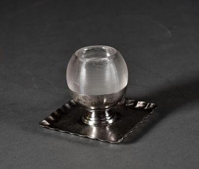 null Petit bougeoir boule en verre, la monture en argent de section carrée, le bord...