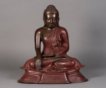 null Important Bouddha assis en bronze patiné

H. 46 cm l. 40 cm P.30 cm

XXe si...