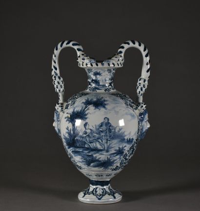 null Vase ovoïde sur piédouche en faïence à décor bleu et blanc de scènes galantes,...