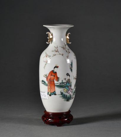 null CHINE - XXe

Vase en faïence avec anses chauve-souris et décor d'une scène galante...