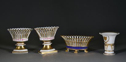 null Trois corbeilles ajourées en porcelaine et un petit vase en porcelaine

XIXe...