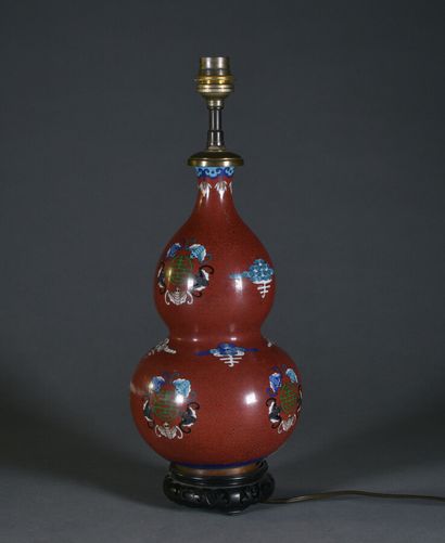 null CHINE - XXe siècle

Vase double gourde en émaux cloisonnés à décor de chauves-souris...