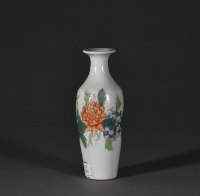 null CHINE - XXe siècle 

Vase en faïence à décor floral 

H. 14,5 cm