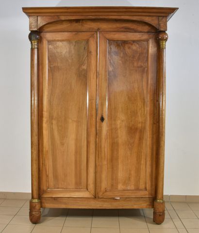 null Armoire en noyer et placage de noyer ouvrant à deux portes encadrées de deux...