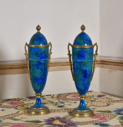 null ^ Paul MILET (1870-1950) à Sèvres

Paire de vases en faïence émaillée bleue...