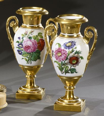 null PARIS

Paire de vases balustre en porcelaine à décor polychrome d'un large bouquet...