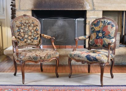 null Suite de trois fauteuils à dossier plat en noyer mouluré et sculptés de fleurettes

Époque...