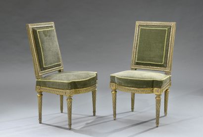 null Paire de chaises à dossier plat carré en bois relaqué gris et or à moulures...