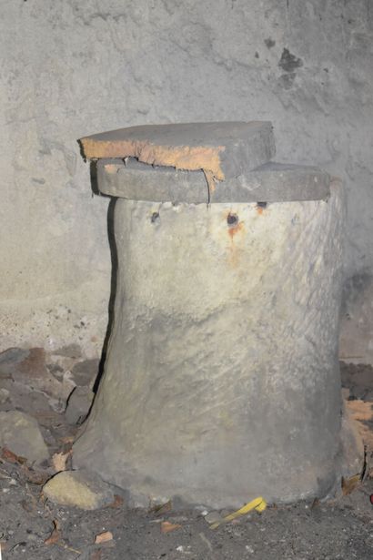 null ^ Réserve à sel conique en granite de Chassany (H. env. 70 cm - diam. 50 cm)...