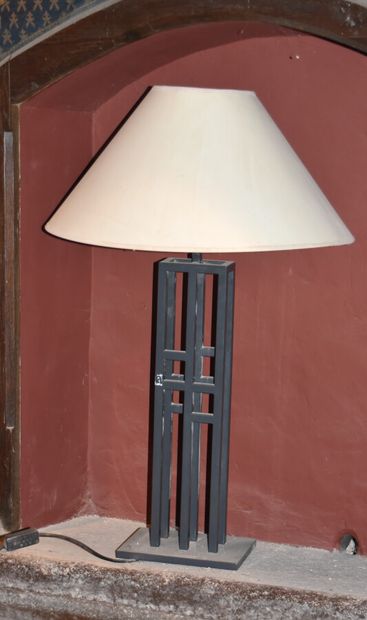 null ^ Trois lampes et une paire de lampadaires halogènes en métal laqué gris à décor...