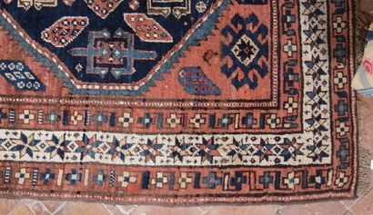 null ^ IRAN

Tapis de galerie en laine à décor géométrique sur fond orangé 

l. 440...